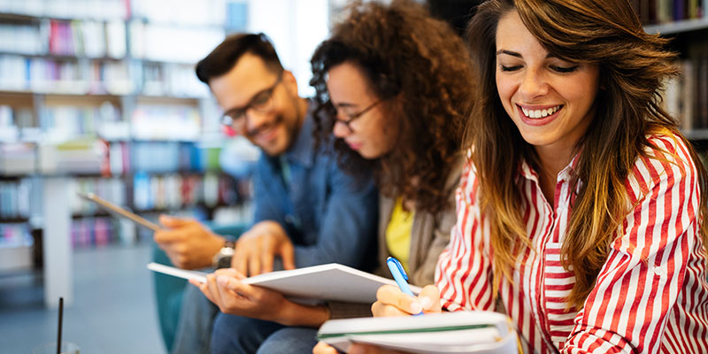 amigos rindo e aprendendo como ler mais rápido 